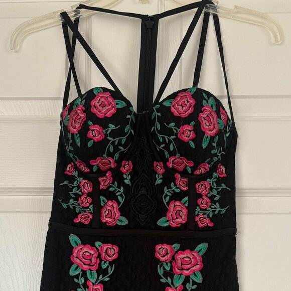 Dress by BEBE. Green street spag lacey Roses. Size: 0. New - Picture 1 of 2